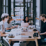PYMES éxito en internet - Jóvenes comiendo y hablando sobre su pymes